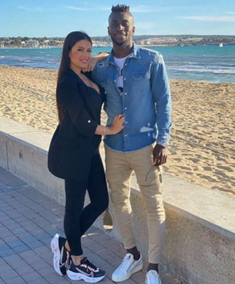 Sexy esposa de futbolista culpa al DT por no poner a jugar a su marido en el fútbol de España