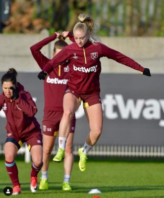 Increíble: Las dos futbolistas que comparten un romance y rivalidad en la cancha