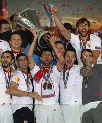 Locura de jugadores y aficionados del Sevilla por su título de Europa League