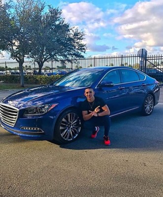 ¿Cómo es la vida de Teófimo López lejos del boxeo? Viajes de lujo, sus autos y su bella mujer