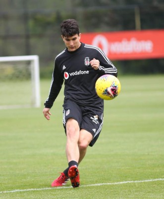 Besiktas busca frenar el contagio del coronavirus con moderna cabina de desinfección