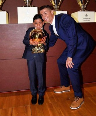 ¡Ejemplar! Cristiano Ronaldo educa a su hijo para que siga sus pasos