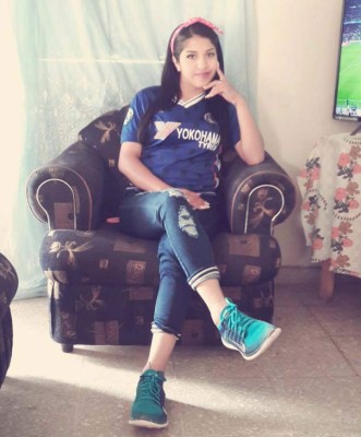 La guapa Policía que combina su trabajo dando seguridad y jugando al fútbol