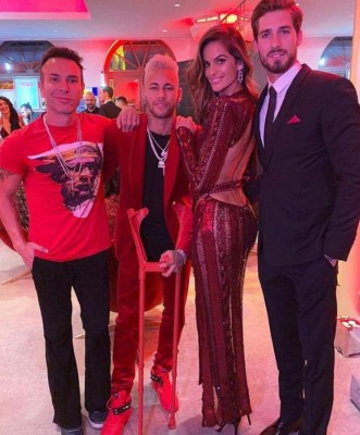 Fotos: El fiestón Neymar por su cumpleaños... ¡y en muletas!