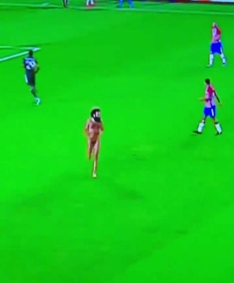 De no creer y en partido a puerta cerrada: Así fue la entrada de un espontáneo desnudo en el Granada-Manchester United&nbsp;&nbsp;&nbsp;