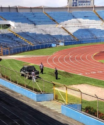 ¡Remueven la serpentina! Realizan labores de mantenimiento al Estadio Olímpico Metropolitano