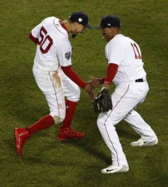 MCX01. BOSTON (EE.UU.), 24/10/2018.- Los jugadores de los Medias Rojas de Boston Mookie Betts (i) y Rafael Devers (d) celebran después de derrotar a los Dodgers de Los Angeles hoy, miércoles 24 de octubre de 2018, en el juego dos de la Serie Mundial entre los Medias Rojas y los Dodgers, en Fenway Park, Boston (EE.UU.). Los Medias Rojas lideran la serie al mejor de siete 1-0 para determinar el campeón de las Grandes Ligas de Béisbol. EFE/JOHN G. MABANGLO