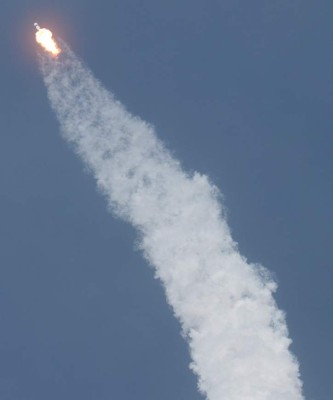 El impresionante despegue del cohete de SpaceX en histórico vuelo tripulado privado al espacio