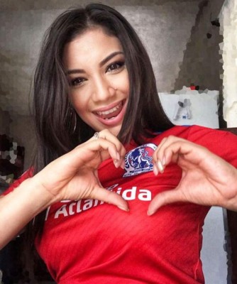 FOTOS: Así es Astrid Erazo, la fanática número uno del Olimpia y una belleza de la televisión