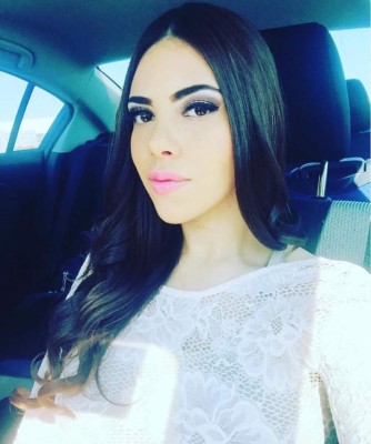 Presentadora mexicana levanta su vestido para mostrar tatuaje