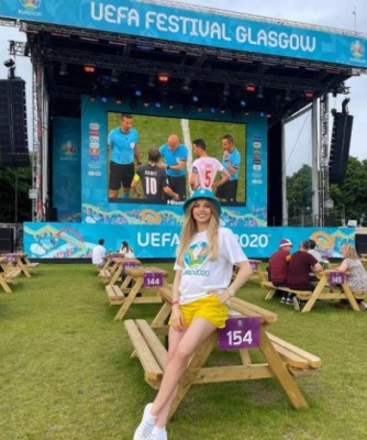 ¡Lo volvió a hacer! Zinchenko llenó de amor a su novia en plena entrevista de la Eurocopa; la reacción de la periodista