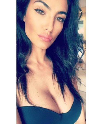 ¡22 menos! La novia de infarto de una exfutbolista francés de 51 años