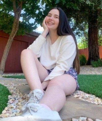 El drama de una joven influencer que es alérgica al agua: un sorbo le corta la lengua y sus lágrimas le hacen daño