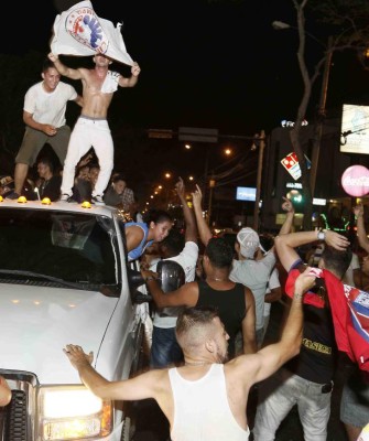 ¡Locura total! La afición olimpista invade las callejas para festejar la copa 30