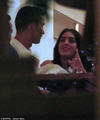 Las últimas fotografías de Cristiano con su novia ¡se la come a besos!