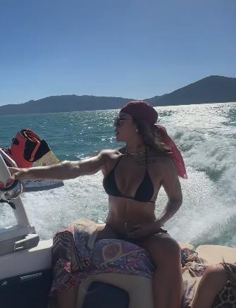 La exuberante novia de Arturo Vidal se convirtió en abuela y enciende las redes: “Donde sea, pero siempre contigo”