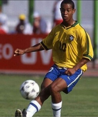 La trayectoria de Ronaldinho en imágenes