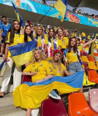 ¡Lo volvió a hacer! Zinchenko llenó de amor a su novia en plena entrevista de la Eurocopa; la reacción de la periodista