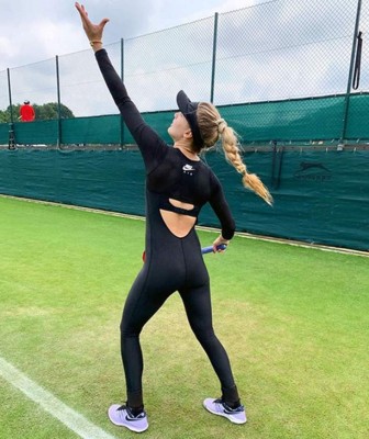 Ajustado y sexy: La 'extraña' vestimenta de la hermosa Genie Bouchard para jugar al tenis