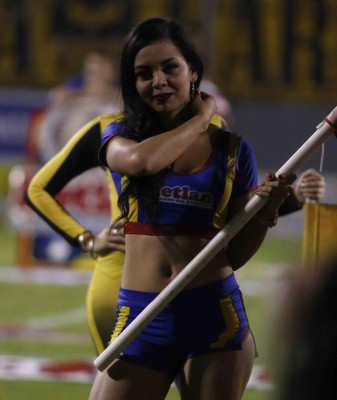 Las infartantes chicas que adornan la semifinal Real España-Marathón