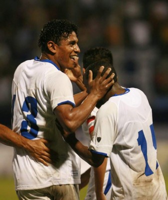 Las mejores fotos del delantero Carlo Costly y sus cambios de look