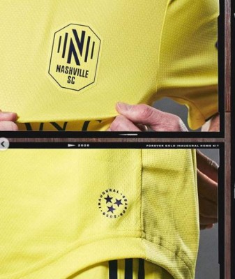 Brayan Beckeles y su curiosa aparición en la presentación de la nueva camiseta de Nashville de la MLS