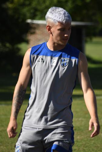 El que sepa de algo, me chifla: es profesional, lo tienen borrado en su equipo y busca nuevo club por Facebook