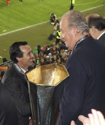 Locura de jugadores y aficionados del Sevilla por su título de Europa League