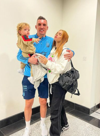 Besos y mucho amor tras sufrida clasificación: jugadores de la selección argentina recibieron a sus esposas en la concentración