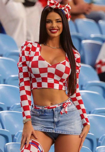 La croata que desafió las normas de Qatar explota las redes con sus fotos en Navidad: ‘‘¿Qué encontraste debajo del árbol?’’