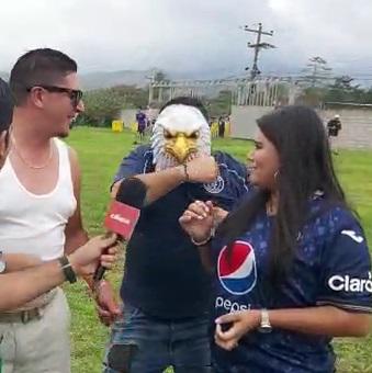 La aficionada olimpista tuvo que vestirse con la indumentaria del rival para poder ingresar al Estadio Carlos Miranda.