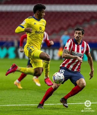 Fotos: Choco Lozano mete garra ante el Atlético, pero el Cádiz se lleva una paliza del Wanda