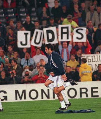 Las terribles imágenes que dejó la traición de Figo al Barcelona