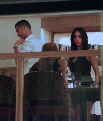 Las últimas fotografías de Cristiano con su novia ¡se la come a besos!