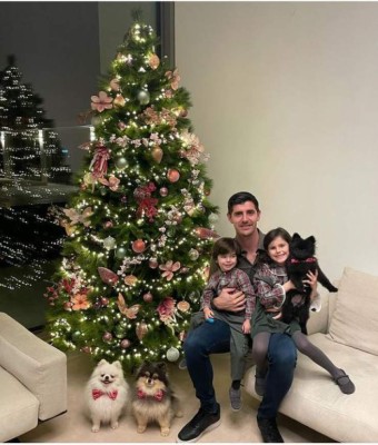 Apasionado beso de Thiago y uno en muletas: Así viven la navidad 2020 los cracks del fútbol