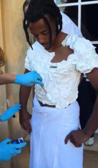 Jules Koundé causa revuelo: así son todos los excéntricos looks del futbolista de Barcelona que siempre está a la moda