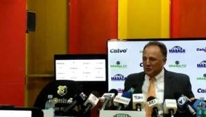 El presidente del Club Sport Herediano, David Patey, lloró en conferencia de prensa. (Foto: La Teja, imagen Teletica)