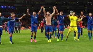 Los jugadores de Olympiacos celebran su victoria hoy, martes 29 de septiembre de 2015, después de un partido entre Olympiacos y Arsenal del grupo F de la Liga de Campeones UEFA, que se disputa en el estadio Emirates en Londres (Reino Unido).