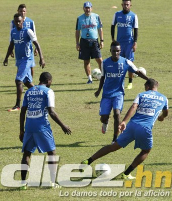 Risas, bromas y pláticas individuales de Pinto en el último entreno de Honduras
