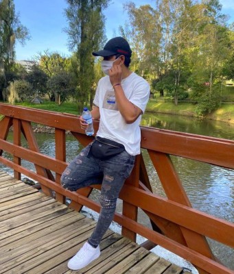 ¡Hasta la hace de modelo! Así es la nueva vida del volante hondureño Bryan Moya en Angola