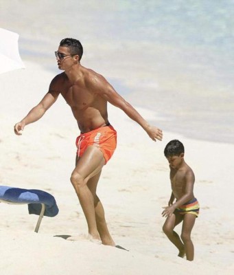 Fotos: Cristiano Ronaldo disfruta de sus vacaciones junto a su hijo