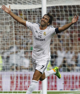 El Bernabéu rinde homenaje a una leyenda; Raúl González