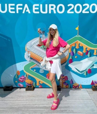 ¡Lo volvió a hacer! Zinchenko llenó de amor a su novia en plena entrevista de la Eurocopa; la reacción de la periodista