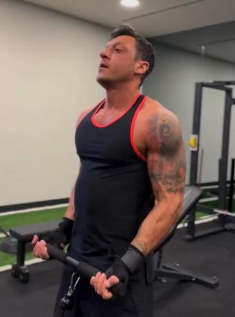 Mesut Ozil sigue sorprendiendo: brutal cambio físico y su nueva vida en Turquía alejado del fútbol