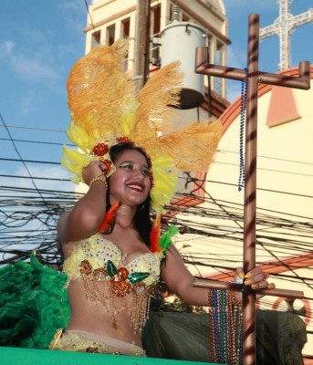¡BELLEZA! La campanita se roba el show en el carnaval de La Ceiba