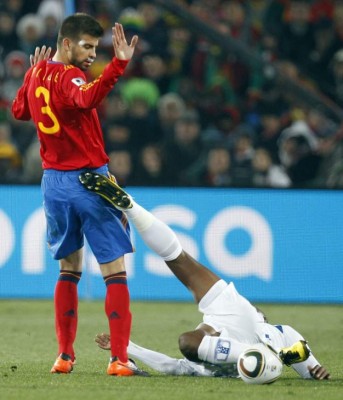 ¡Piqué sufrió con Welcome! Las imágenes del España-Honduras en Sudáfrica 2010