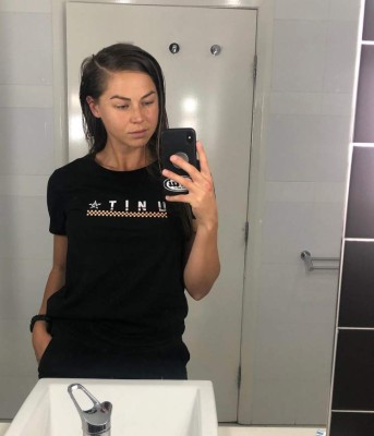 Sharni, la hermosa piloto que se retiró del motociclismo por culpa del machismo en las carreras