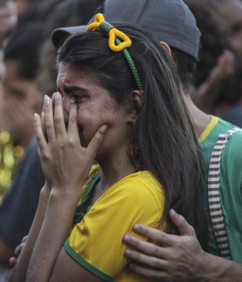 DOLOR: El llanto y sufrimiento de aficionados brasileños tras eliminación de Rusia 2018