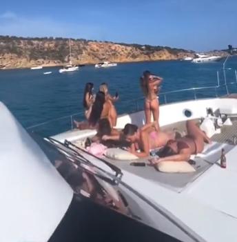Bonitas vacaciones: futbolistas del Barcelona fueron captados a bordo de un yate lleno de mujeres