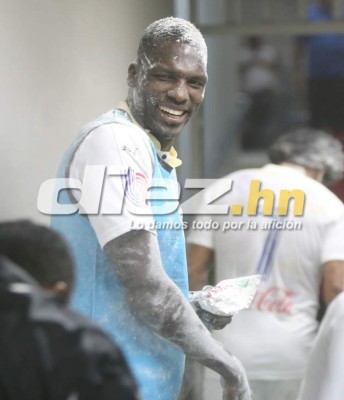 ¡Qué bromita! Jugadores del Olimpia bañan de huevo y harina a Estupiñán&nbsp;&nbsp;